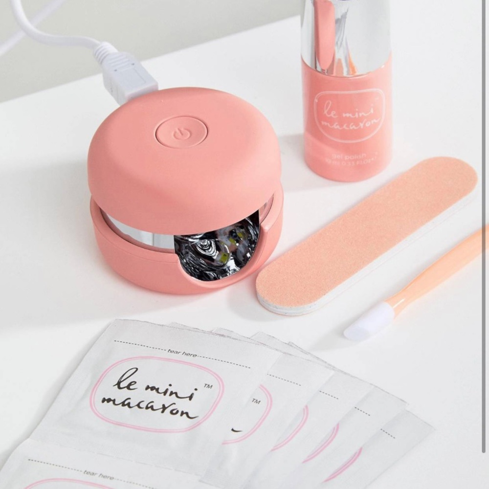 Le mini macaron gel nail system in pink